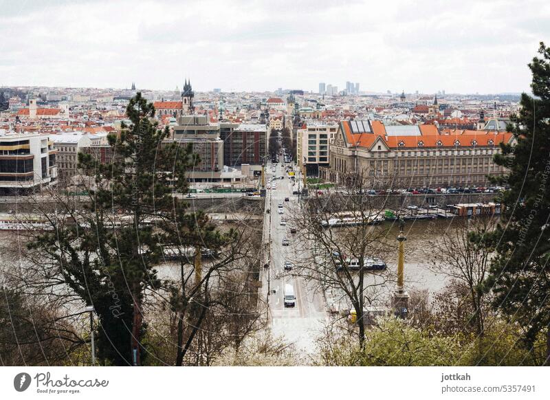 Blick auf die Moldau und Prag Tschechien Hauptstadt Europa Reisen unterwegs urban Fluss Brücke Verkehr Transport Skyline Autos Kirche Schiffe Wasser Städtetrip