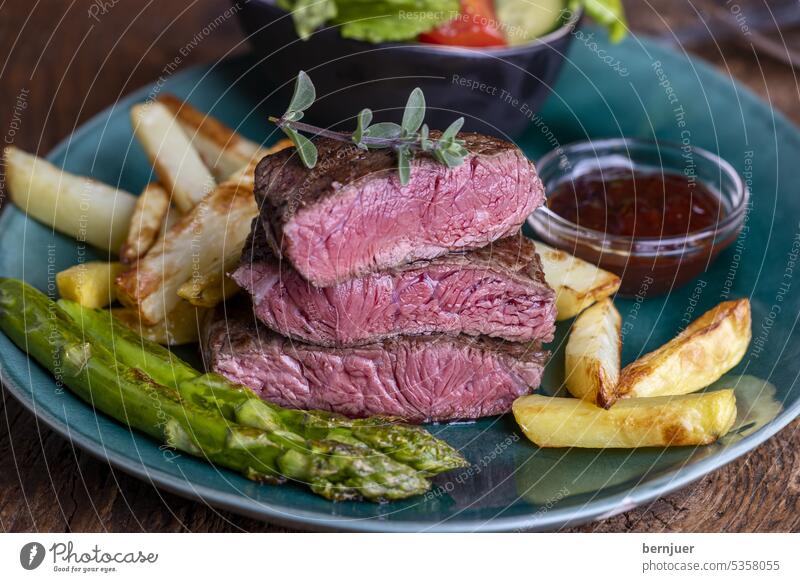 Steak mit Spargel und Pommes frites Filet gebraten Mahlzeit Essen Abendessen gekocht Gemüse Portion frisch Küche lecker Gourmet Mittagessen Grill Fleisch