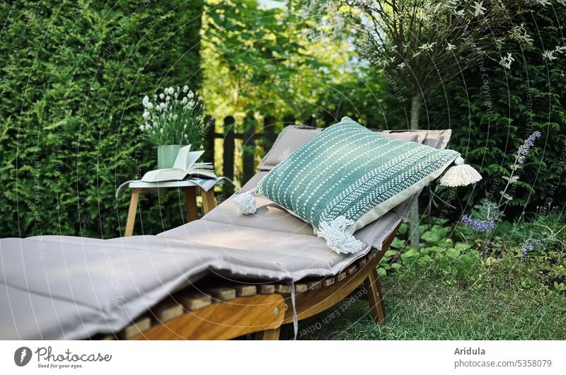 Lieblingsplatz | Liege mit Kissen und Tisch mit Buch im Garten Brille Hecke Beet Blumen Pflanzen gemütlich Idylle Natur Außenaufnahme grün lesen Erholung Sommer