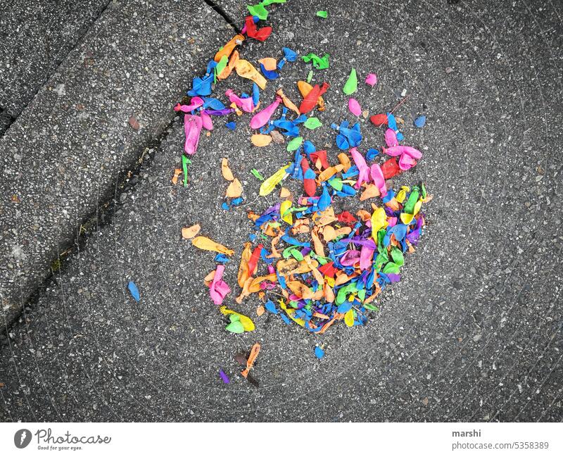 party is over straße luftballons müll plastikmüll kindergeburtstag geburstag wasserbomben bunt freude Dekoration & Verzierung Fröhlichkeit Lebensfreude