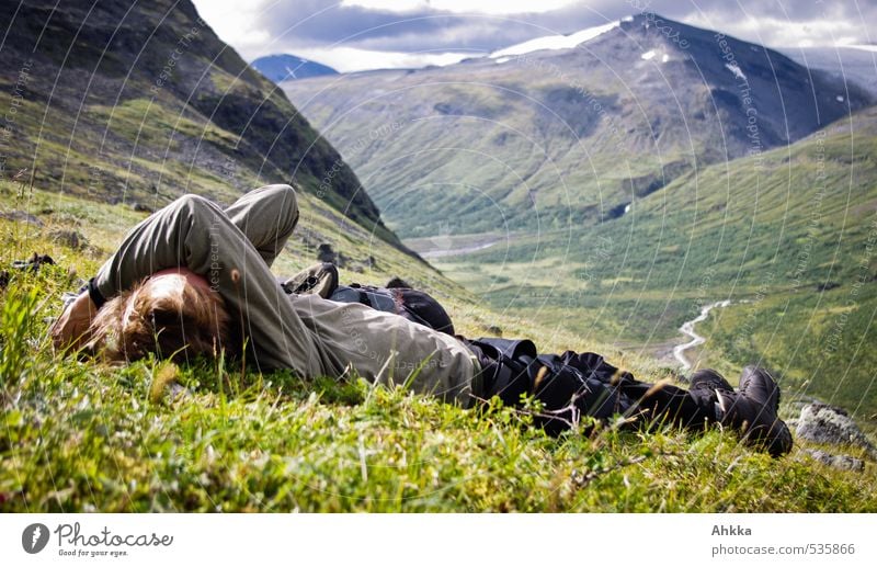 nicht mehr sehen können Junger Mann Jugendliche Leben 1 Mensch Natur Landschaft Wiese Berge u. Gebirge schlafen Stimmung Traurigkeit Sorge Liebeskummer