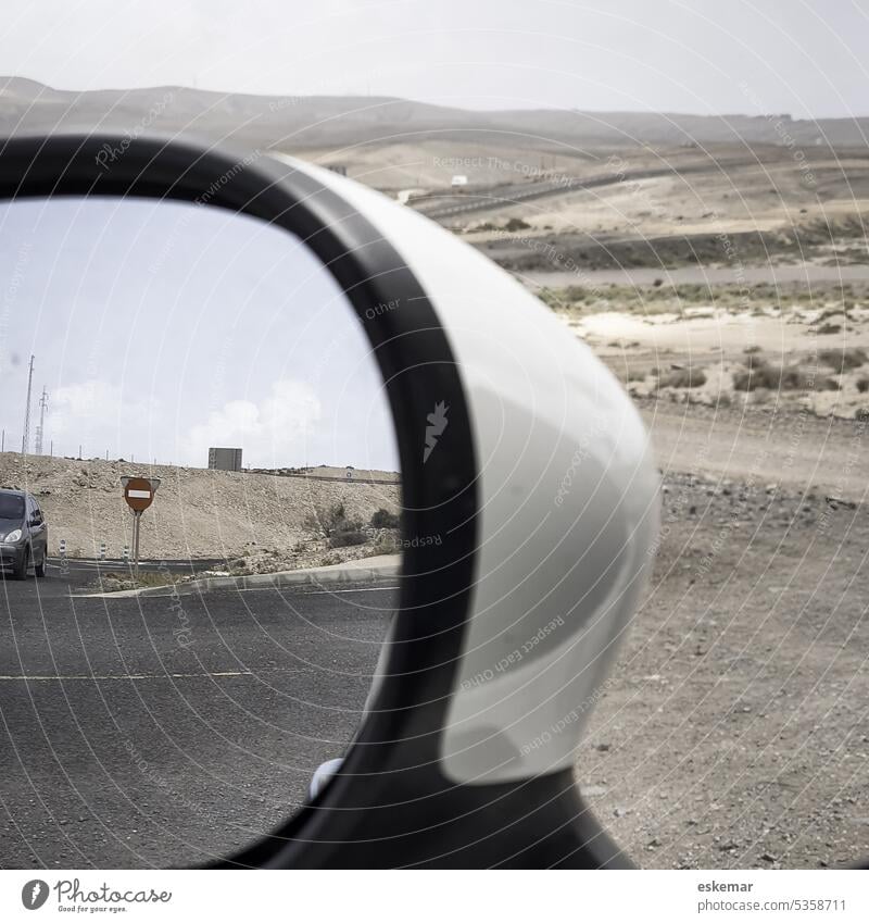 Fuerteventura Rückspiegel eines Autos Steppe Transport Güterverkehr & Logistik Reflexion & Spiegelung Sand Ferien & Urlaub & Reisen Personenverkehr Tag