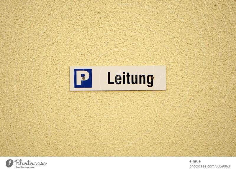 P Leitung als Schild an einer verputzten Hauswand Parkplatz eingeschränktes Parken reserviert Leitungsparkplatz Sondergenehmigung Schilder & Markierungen