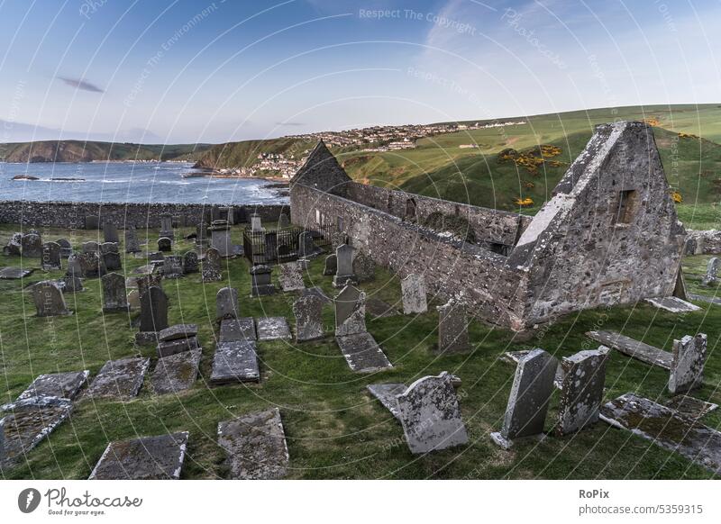 St. John's Church & Kirkyard Schottland scotland Banffshire graveyard friedhof Gardenstown Bucht Tongue Meer highlands Natur Seegang Strand Küste England