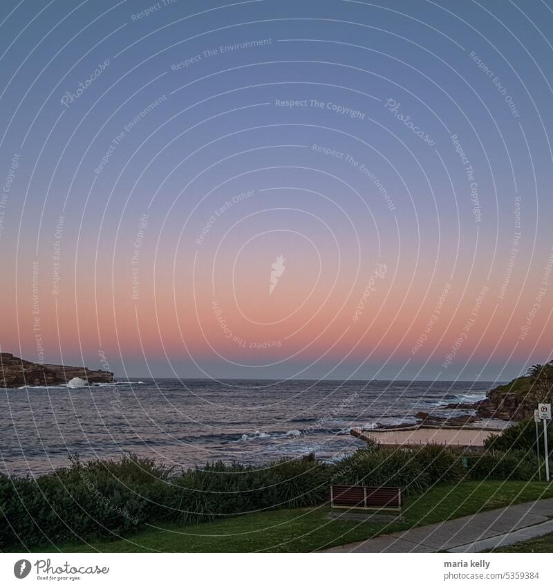 Blick vom Strand nach Sonnenuntergang rosa grün MEER Bank Ansicht Horizont Wellen blau purpur Himmel Wasser Felsen Pool Brandung schwimmen Landschaft Großstadt