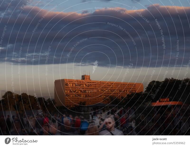 Wohnmaschine und Besucher im Abendlicht Plattenbau Wohnhochhaus Architektur Himmel Panorama (Aussicht) Sonnenlicht Wolken Abendstimmung Lichterscheinung