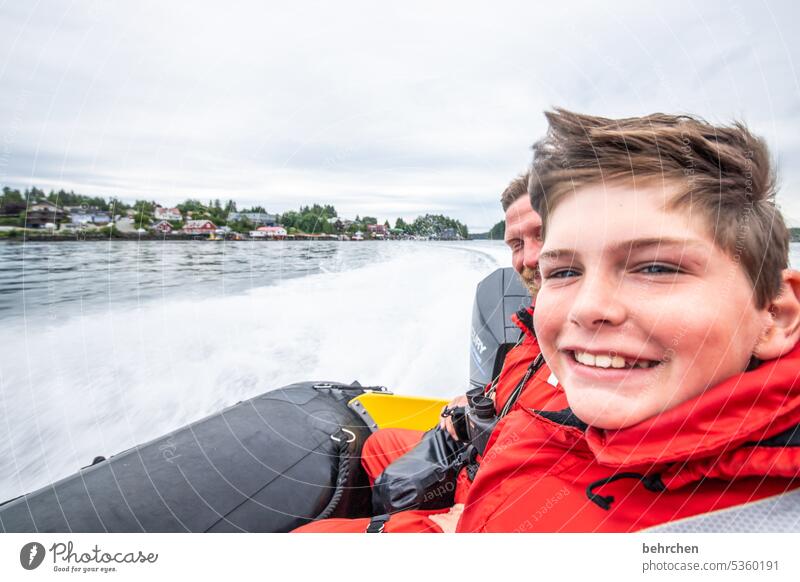 lassegeschichten Eltern zodiac Bootsfahrt Wind gemeinsam Zusammensein Familie Junge schnell Ausflug lachen glücklich Glück Spaß haben Fröhlichkeit Kindheit Sohn