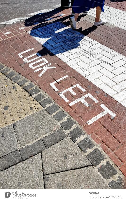 Was gibt's denn da zu sehen | Linksblick auf Gibraltar Fußgänger Überweg Zebrastreifen Look left Warnung Hinweis Pflaster Gehweg Straße Verkehrswege