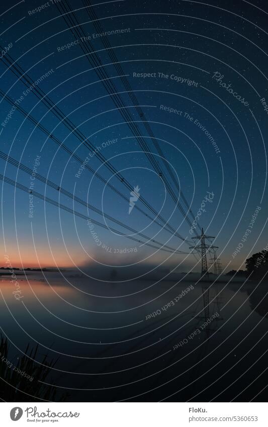 Überlandleitung bei Nacht Strom Stromleitung nacht Nebel Elektrizität Energie Energiewirtschaft Leitung Himmel stromleitung Stromtransport Technik & Technologie