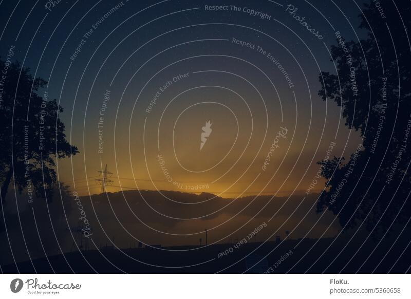 Nebel, See und Lichtverschmutzung Nacht Wasser Natur Landschaft Baum ruhig Außenaufnahme Dämmerung Seeufer Himmel Reflexion & Spiegelung Umwelt Idylle Abend