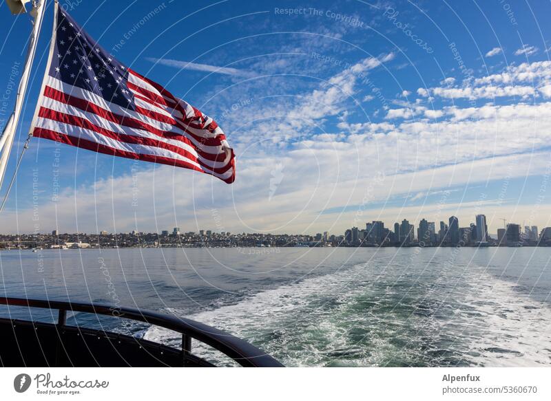 Good bye, America, how are ya? Flagge Nationalflagge Patriotismus USA united states of america Amerika Himmel Vereinigte Staaten von Amerika Außenaufnahme