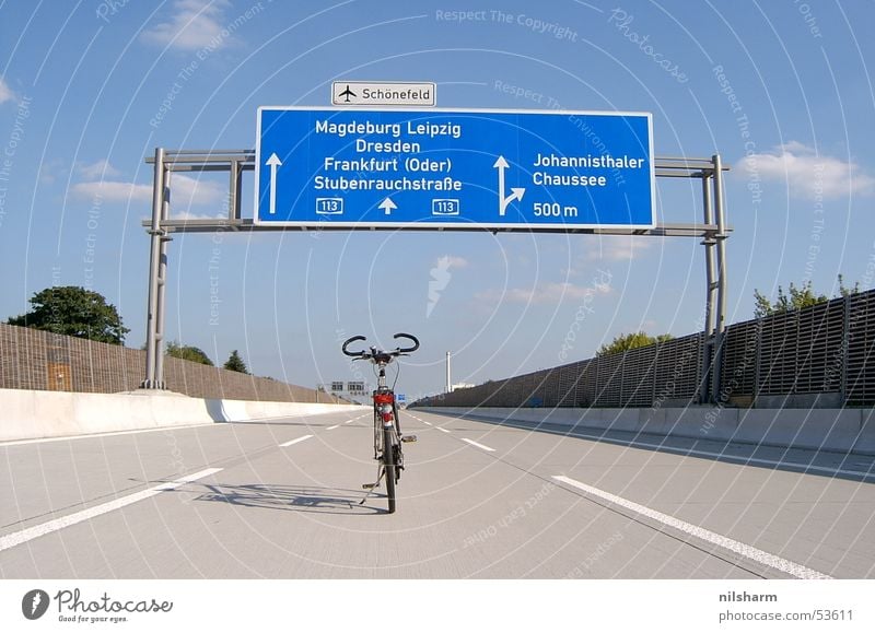 A113 Fahrrad Autobahn Verkehr Straßennamenschild Fahrbahn Fahrbahnmarkierung Berlin