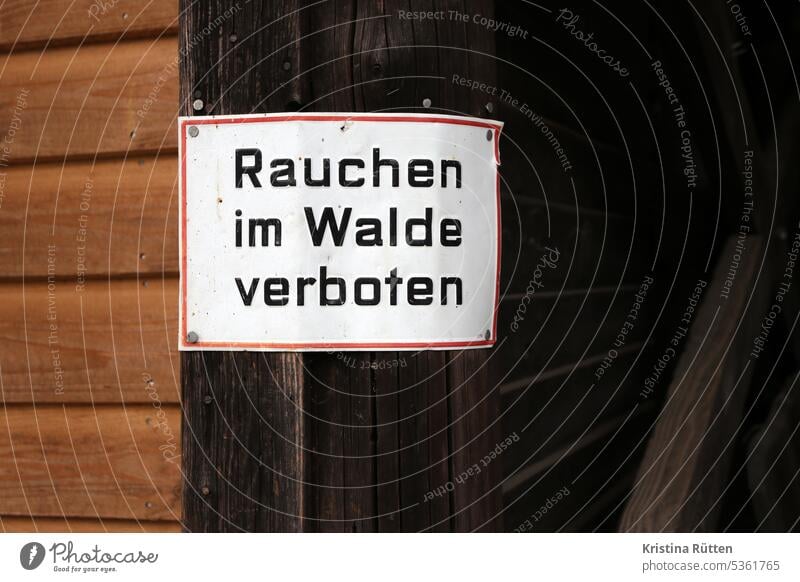 rauchen im walde verboten - altmodisches warnschild rauchen verboten rauchverbot waldbrandgefahr gefährlich achtung hinweis warnung hütte verbotsschild natur