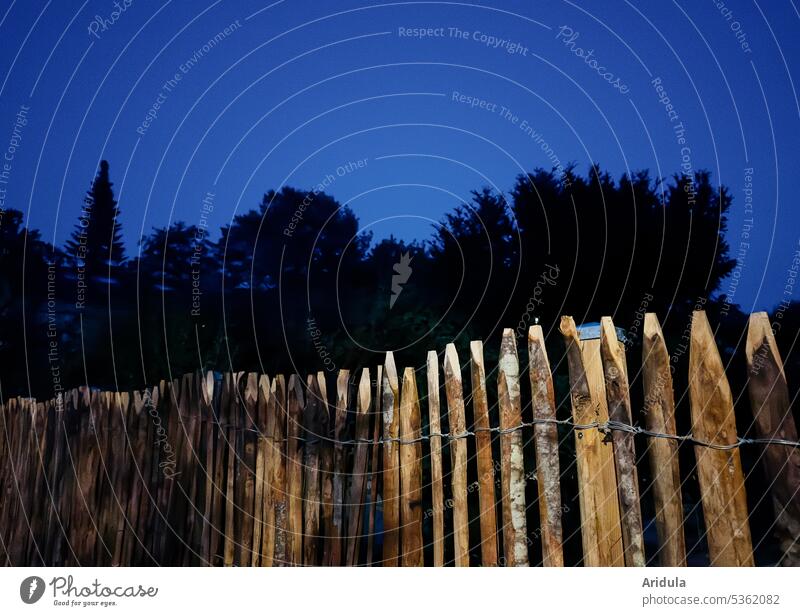 Holzzaun bei Nacht mit Bäumen im Hintergrund Zaun Garten Grundstück Grenze dunkel blau Blauer Himmel schwarz Gartenzaun Außenaufnahme