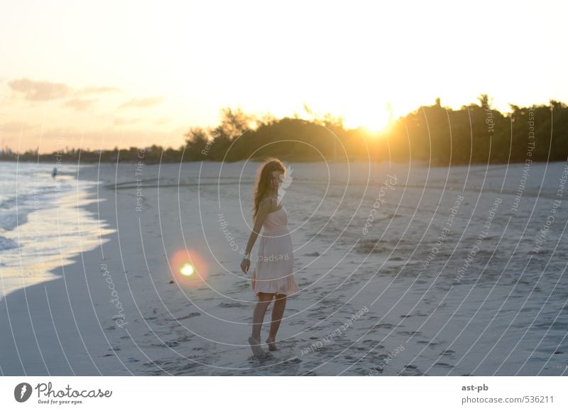 Komm mit mir mit feminin 1 Mensch Sand Sonne Sonnenaufgang Sonnenuntergang Küste Meer Kleid Leben Aufruf Anruf mit mir gehen Farbfoto Außenaufnahme Morgen Licht