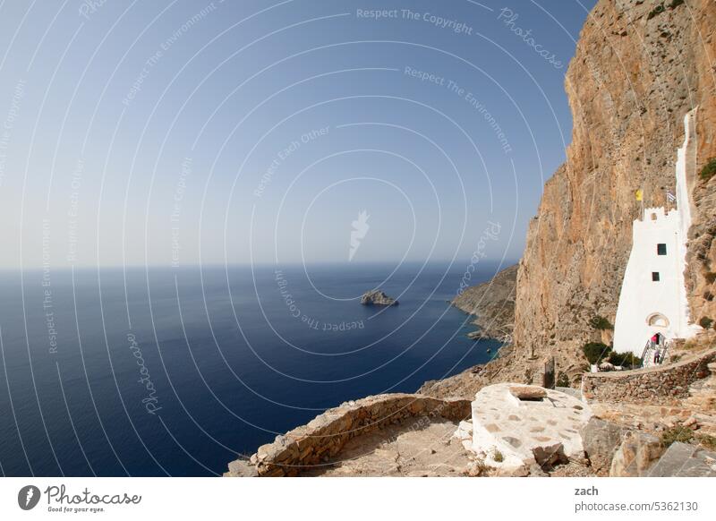 Leben am Abgrund Amorgos Kykladen Insel Ägäis Mittelmeer Griechenland Meer Küste Felsen Schönes Wetter Horizont Kapelle Mauer Treppe Fassade Kloster Kirche