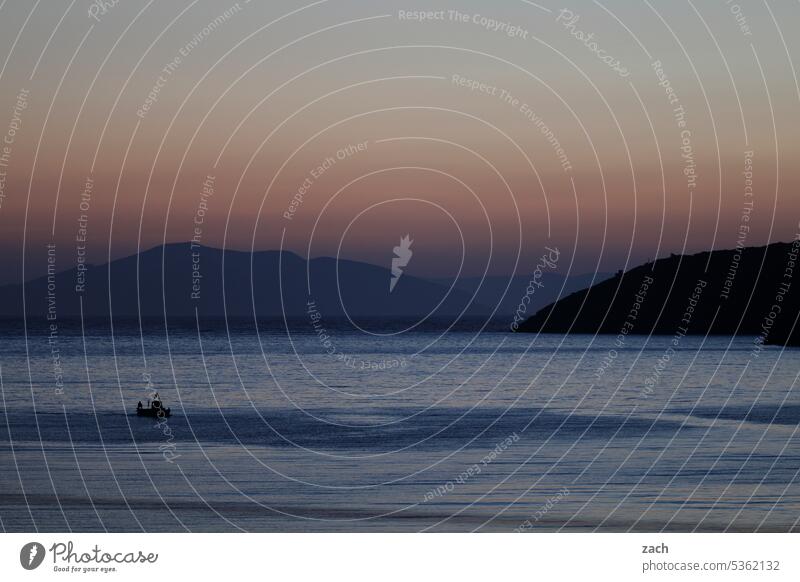 der Tag geht Griechenland Meer Insel Mittelmeer Ägäis Kykladen Himmel Hügel Küste Wasser Dämmerung Sonnenuntergang Abend Schönes Wetter Abenddämmerung