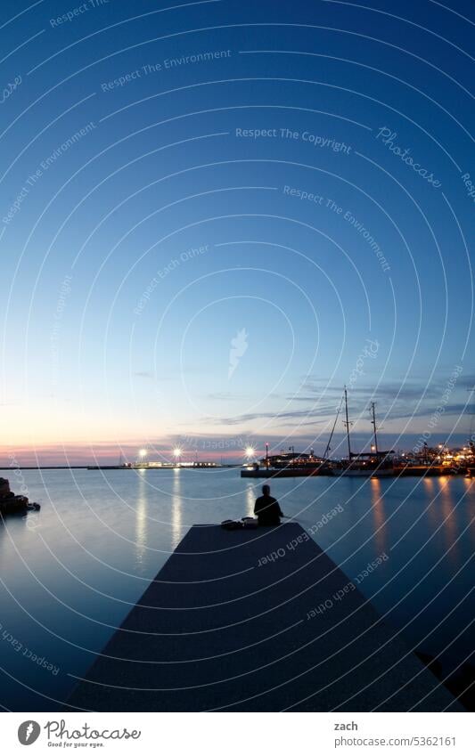 Ruhe finden Angler Hafen Meer Mann Langzeitbelichtung Naxos Dämmerung Griechenland Kykladen Kykladenarchitektur Mittelmeer Ägäis Himmel Hügel blau Dorf Kirche