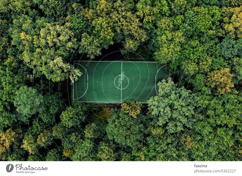 Fußballplatz im sommerlichen Laubwald, Luftaufnahme Fußballfeld grün Schulkind Sommer grüne Antenne Natur Feld Ansicht im Freien Draufsicht Sport Landschaft