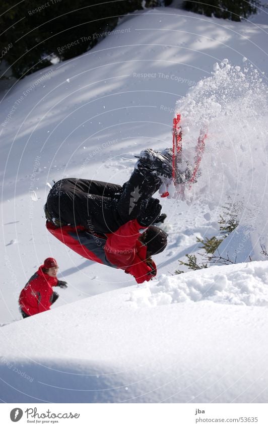 ab in den schnee! Schneeschuhe Schuhe springen Salto Überschlag weiß rot schwarz Sonne