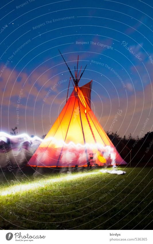 Nordamerikanisches Tipi bei Nacht. Langzeitbelichtung, Bewegungsunschärfe. Natur Nachthimmel Stern Sommer Wiese leuchten Sternenhimmel Rauch Feuerschein