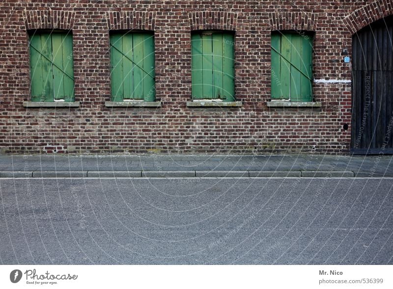 Irgendwo Haus Dorf Tor Bauwerk Gebäude Architektur Mauer Wand Fassade Fenster Tür Straße alt grün ruhig Einsamkeit Bürgersteig Holztor Fensterladen geschlossen