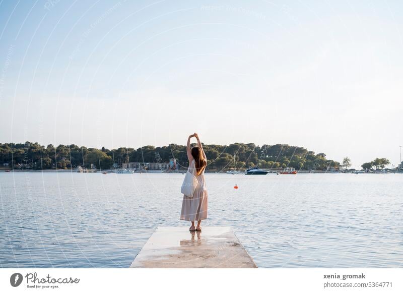 Frau in der Abendsonne im Urlaub Urlaubsstimmung Ferien & Urlaub & Reisen Sommer Strand Meer Himmel Urlaubsfoto Sommerurlaub Urlaubsort Erholung Natur