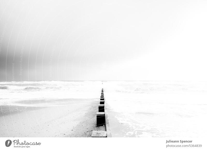 Strand Buhne schwarz und weiß stürmisch schwarz auf weiß rau raue See MEER Meer Meeresstrand Meerblick Strandverteidigung Wellen