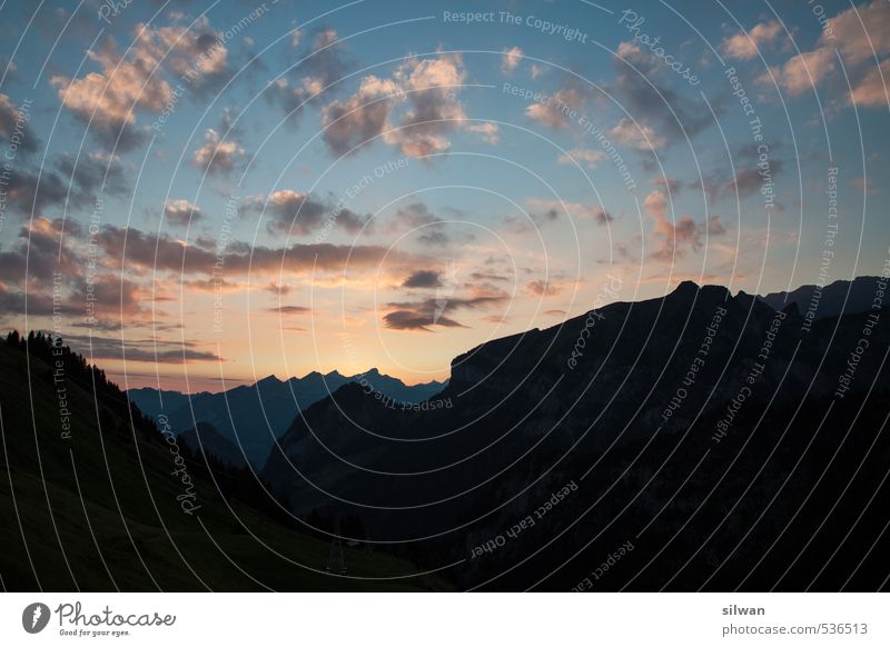 mehrschichtige Bergwelt #2 Natur Landschaft Himmel Wolken Sonnenaufgang Sonnenuntergang Herbst Berge u. Gebirge Gipfel leuchten träumen dunkel Ferne schön blau