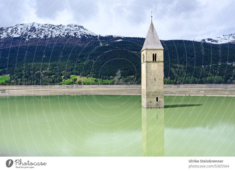 Kirche im Reschensee Kirchturm Turm Uhr Ziffernblatt Kirchturmuhr Alt-Graun Italien Sehenswürdigkeit Wahrzeichen Vinschgau Bauwerk Gebäude historisch Erinnerung