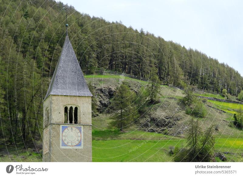 Kirche im Reschensee Kirchturm Turm Uhr Ziffernblatt Kirchturmuhr Alt-Graun Italien Sehenswürdigkeit Wahrzeichen Vinschgau Bauwerk Gebäude historisch Erinnerung