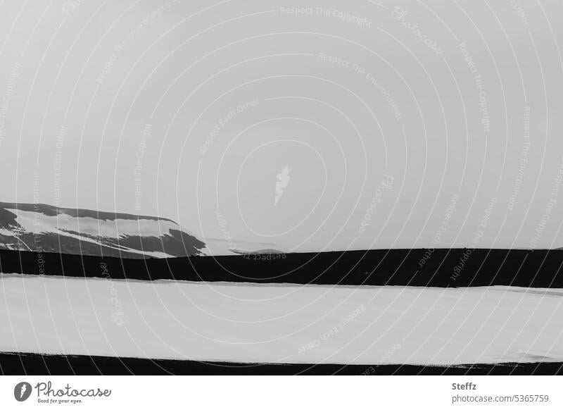 Schneelandschaft auf dem Bergpass Fjardarheidi auf Island Ostisland Felsen einsam Einsamkeit sagenhaft Felsformation Berglandschaft Schneereste Ruhe