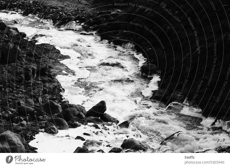 fließendes Wasser am Fuße eines Wasserfalls auf Island isländisch Wasserkaskade Strömung Naturkraft Naturgewalt Kraft Wasserfallausschnitt eiskalt strömen