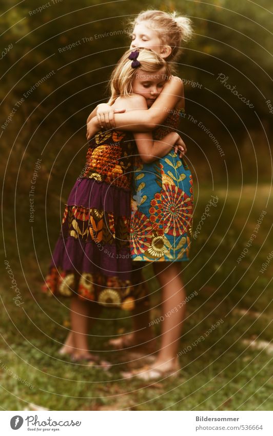 of sharing laughter and wiping tears feminin Kind Mädchen Geschwister Schwester Kindheit 2 Mensch 3-8 Jahre Sommer Gras Wiese Kleid blond festhalten stehen