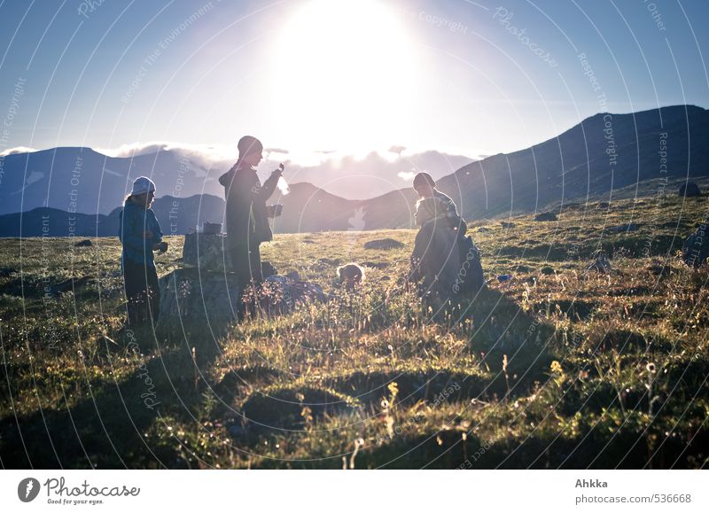 youth Mensch Freundschaft Jugendliche Leben 5 Menschengruppe Natur Landschaft Sonne Frühling Sommer Wiese Berge u. Gebirge fantastisch Gesundheit Zusammensein