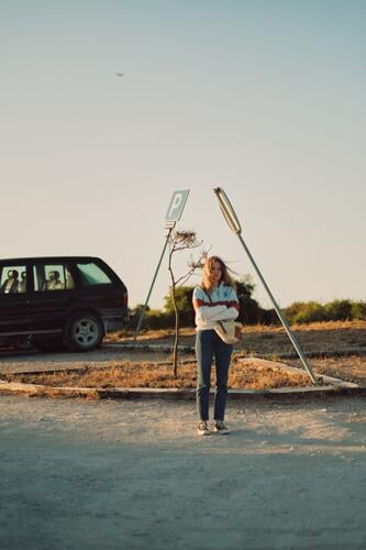 Sonnenuntergang am Strand. Frau Freiheit Erholung Sommer Wasser Sommerurlaub Landschaft Tourismus Farbfoto Ferien & Urlaub & Reisen breit Meer Urlaubsflirt