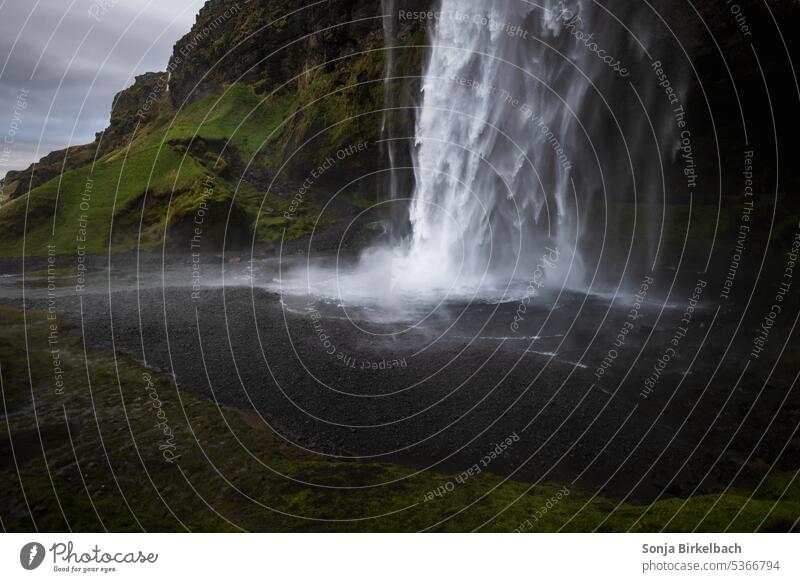 Plitsch platsch - Seljalandsfoss Wasserfall reisen Island moosbedeckt natürlich rau Steine Fluss Pool im Freien Gelände Tourismus strömen Spray spektakulär