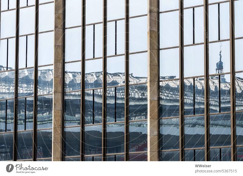 In der Glasfassade des Gebäudes spiegelt sich undeutlich der alte Bahnhof Stadt urban Fassade modern Spiegelung Dach Turm Schienen Eisenbahn Großstadt schräg