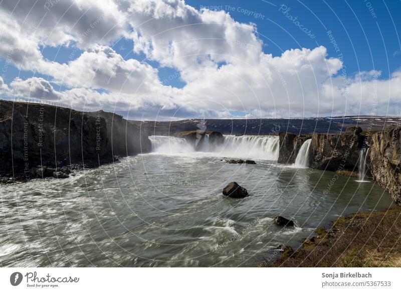 Goðafoss - Wasserfall in Nordisland im Sommer Godafoss Island kampfstark Urlaub reisen Anziehungskraft atemberaubend Kaskade Schlucht Landschaft Fluss Steine