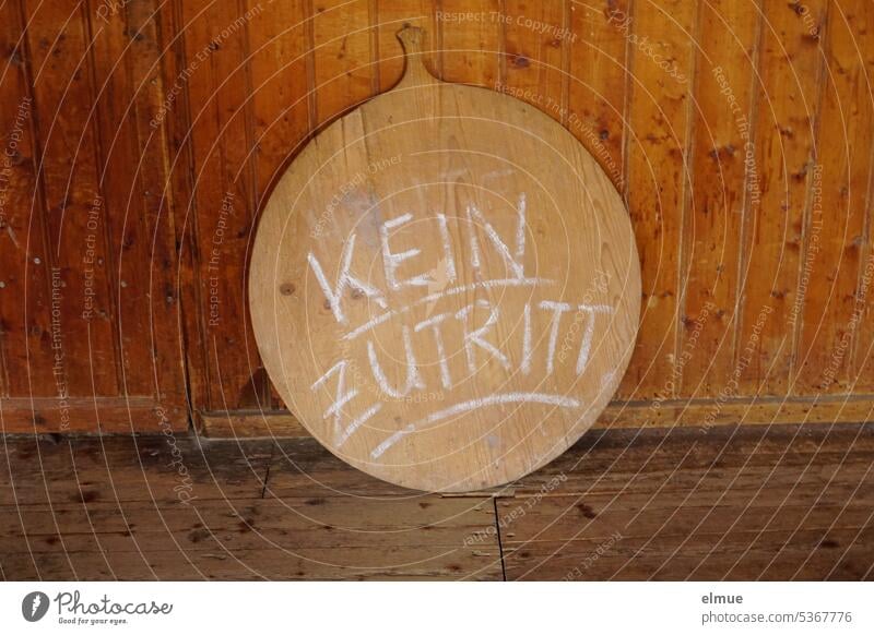 großes altes Kuchenbrett aus Holz mit der Aufschrift KEIN ZUTRITT kein Zutritt Blog Holzboden Kreide Zutritt verboten Hinweis Backstube Schilder & Markierungen