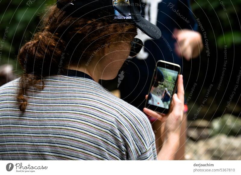 Telefonieren  Fotografieren alles mit dem Handy. handyfoto Mensch Porträt Farbfoto Telekommunikation Lifestyle Technik & Technologie Jugendliche Außenaufnahme