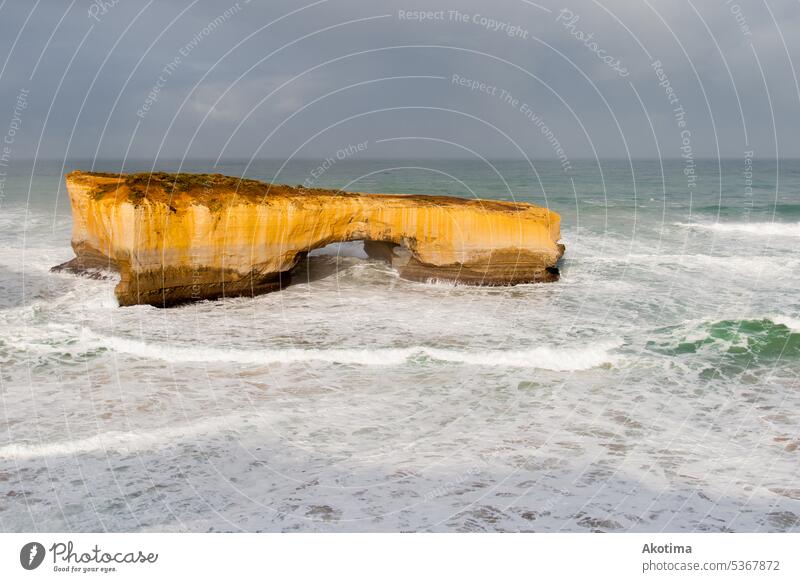 Australischer Küstenbogen Klippe Höhle Urlaub Australier Wasser Wahrzeichen blau Meer MEER Sommer Wellen Farbfoto Außenaufnahme Australien Meereslandschaft