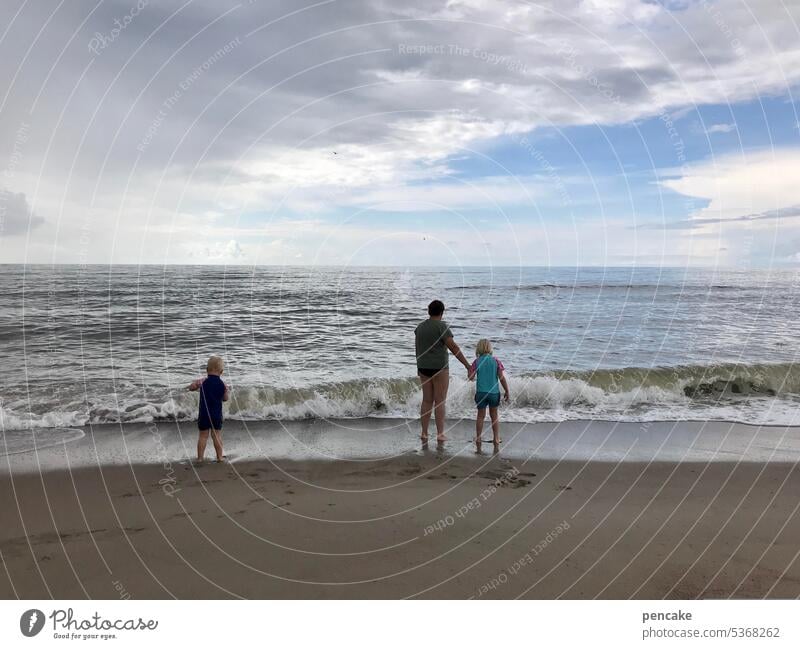 kinder, zähne zsmmnbßn! Wasser Wellen Meer Nordsee kalt kaltes Wasser Füße Kinder Angst Urlaub Schwimmen & Baden Strand Küste Himmel Sommerurlaub