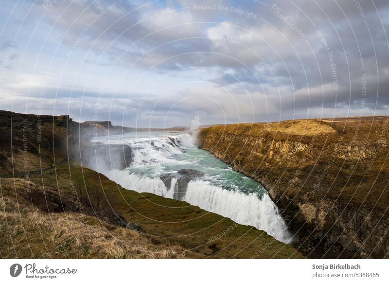 Gullfoss Wasserfall - der goldene Wasserfall Golden Falls goldener Kreis Island isländisch Islandreise reisen Tourismus wild Abenteuer Anziehungskraft Schlucht