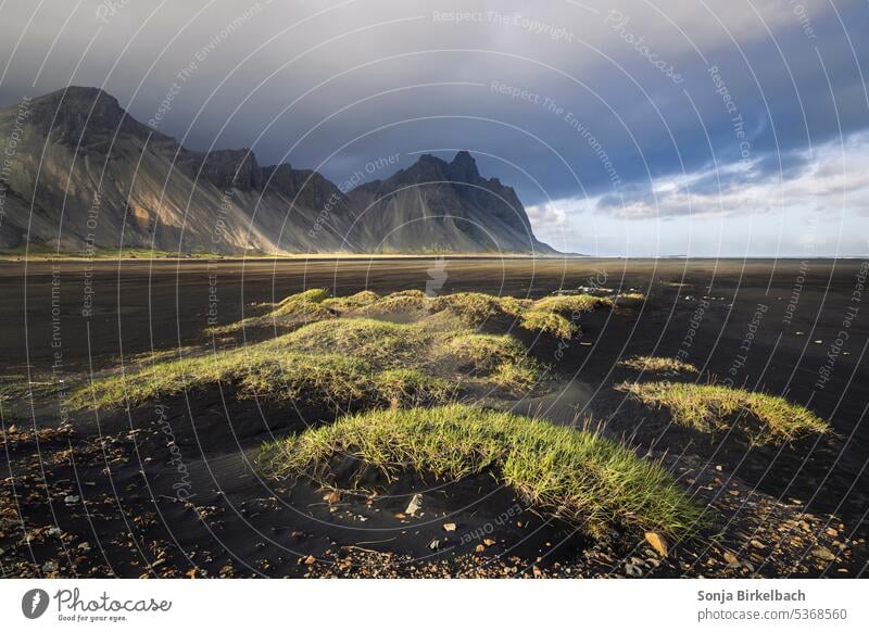 Wunderland am Strand von Stokksnes Ufer Meereslandschaft stürmisch Sommer reisen Island Berge u. Gebirge gigantisch Abenteuer Anziehungskraft schön