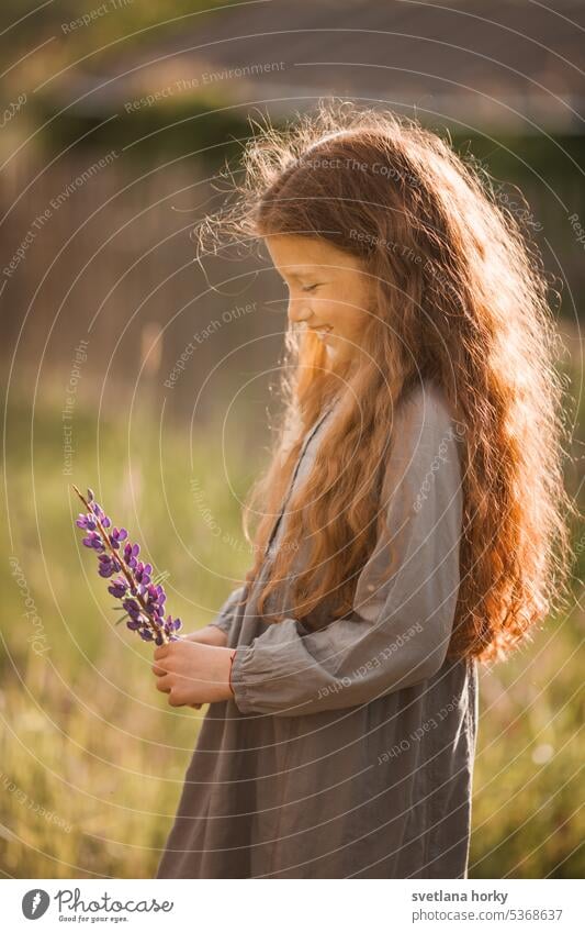 Rote haar Mädchen Natur Zufriedenheit Blume Lächeln Person Waldorf Schönheit drucken Erde Spaziergang Gefühl Neugier berühren Sonnenlicht Naturliebe