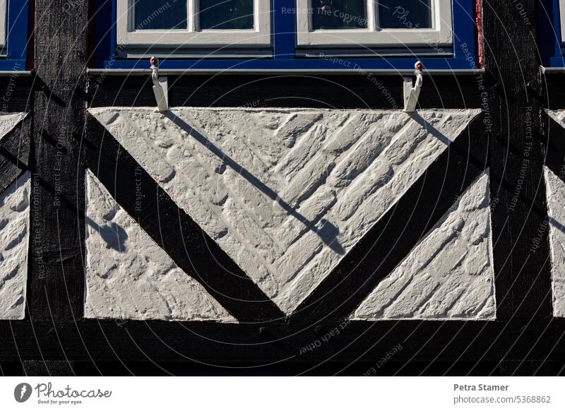 Fachwerk Fachwerkfassade Schwarz und weiß schwarz Fassade Wand Mauer Fenster alt grau Stein Architektur Schatten Bauwerk Kontrast Licht Blau Fensterrahmen