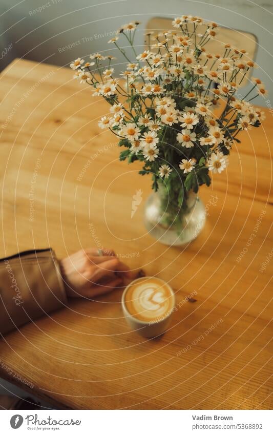 Handgezauberter Kaffee und Blumen auf dem Tisch Vase Blumenstrauß Natur Stillleben Dekoration & Verzierung Frühling gelb Glas Pflanze Blüte Farbe heimwärts