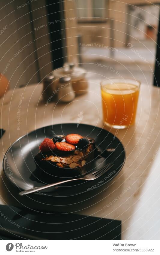 Dessert auf dem Tisch und Saft Lebensmittel Mahlzeit Abendessen Essen zubereiten Wein Teller Speise Salatbeilage Gesundheit Küche Restaurant frisch Fleisch