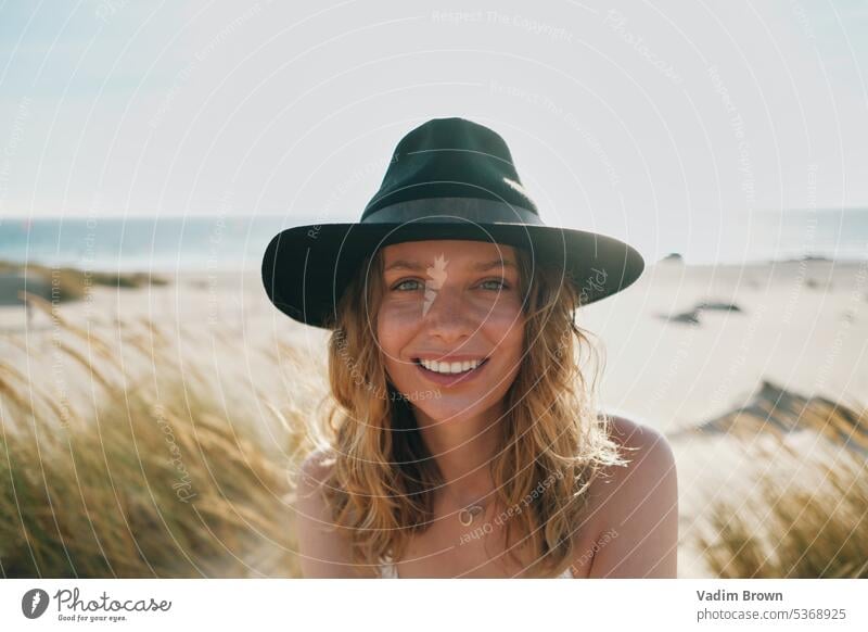 Porträt einer Frau mit Hut Strand Mädchen MEER Sommer Urlaub Wasser Schönheit Sonne reisen Menschen Meer Körper Sand Freizeit Feiertag Mode tropisch Lifestyle